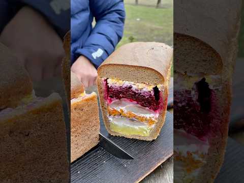 Решил запихнуть «Селедку под шубой» в ХЛЕБ ) Получилось ВКУСНО И КРАСИВО , и посуду мыть не надо🙌