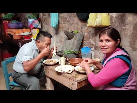 Así desayuno con mi esposo y mi nieto un rico caldito de col totalmente natural y sin grasa