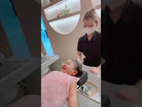 Lần đầu tiên được đi cắt tóc, Cherry sẽ như thế nào? Đến salon ai cũng ngạc nhiên với em bé 3 tuổi