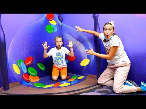 Vlad y Niki se divierten en museos y centros de juego para niños