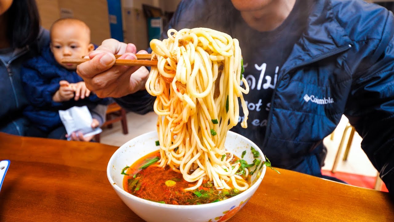 Chinese Street Food - ENTIRE BOWL ONE-NOODLE and Halal Beef Salad Yunnan, China Day 2