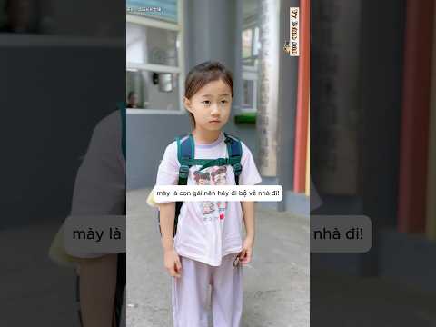 Cô bé bị bà ngoại bỏ lại chỉ vì là con gái