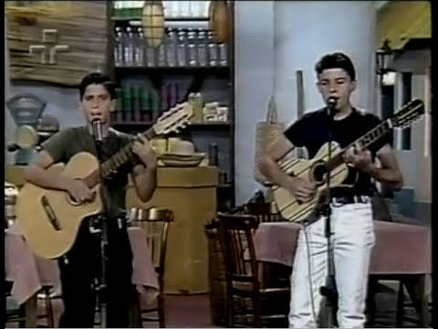 Dois Meninos Que Cantam Bem Afinados No Viola Minha Viola