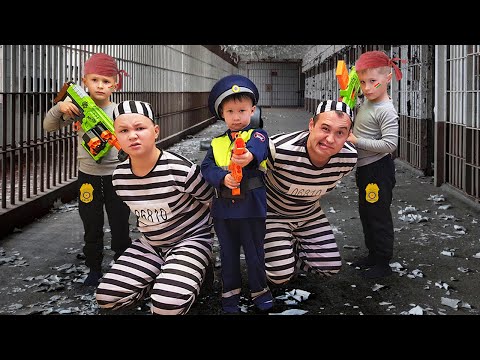 Полицейский на синем тракторе учит честности и буквам закона