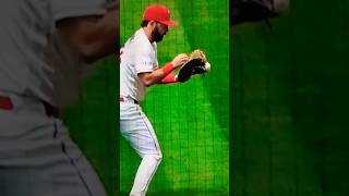 Ball gets stuck in the glove webbing but still gets Soto out!