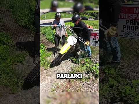 Il motociclista finge di aiutare i ladri 🤯