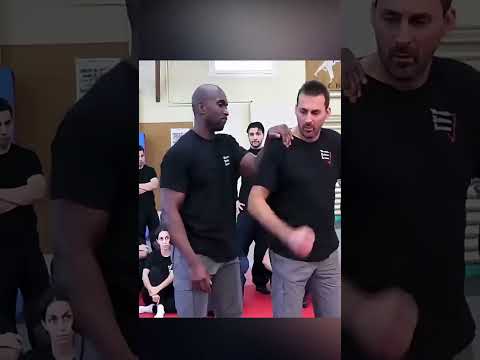 هذه الرجل هو أفضل مدرب لفنون الدفاع عن النفس بالعالم⁉️