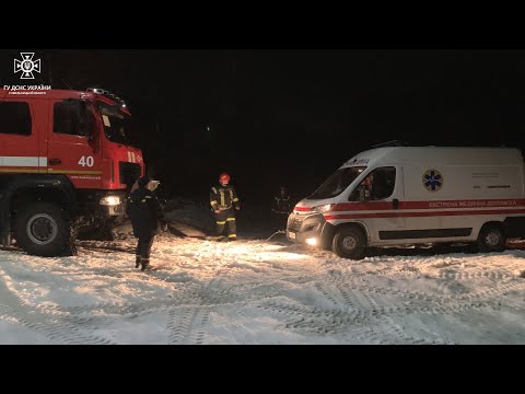 Неподалік м. Хмельницький рятувальники витягнули зі снігу швидку