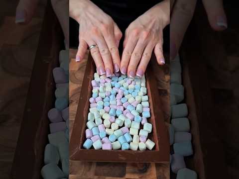 Kein Dubai-Schokolade! Selbstgemachte Tafeln mit Marshmallows, Karamell, Mandeln und Kokos.