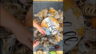 How to Make an Easy Fall Wreath #craftingideas #adorablecrafts #craftingcommunity #fallcrafts