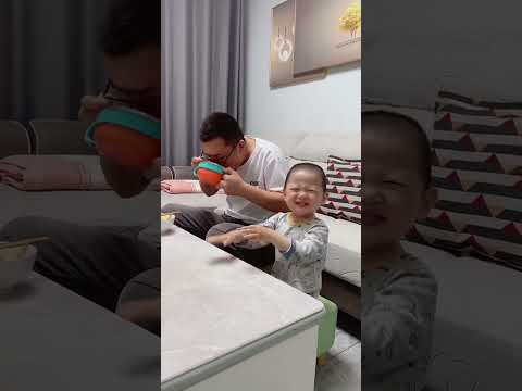 孩子不吃饭，他爹又出一招，佩服！#baby#funny#cutebaby