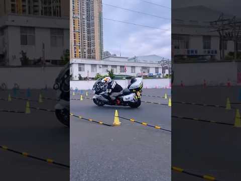 ¿Leyes de la física? 🤯Brutales habilidades del piloto en una K 1600 GT con maletas. #BMWMotorrad
