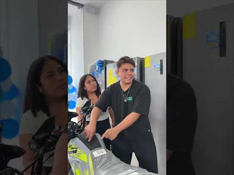 Hizo esto para hacerle creer a su pareja que estaban comprando la moto mas cara.