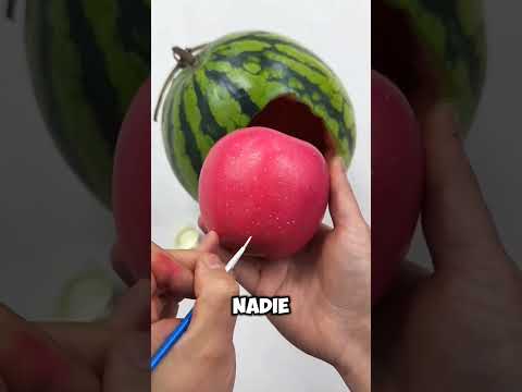 ¡Una niña escondió su tesoro en frutas y verduras para que su hermano no lo robara!❤️😂#shorts