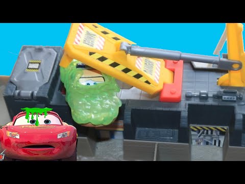 Cars On The Road ~ TOO MANY Lightening McQueen Cars VISIT WRECKING YARD with