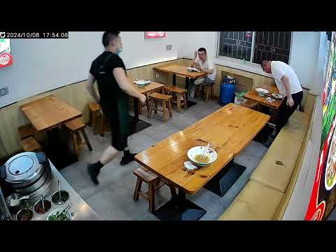 Man saved from choking by restaurant staff in Fujian, China