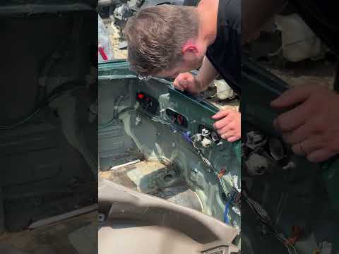 Hunting for a Replacement Integra Clock Spring at the Junkyard! (SRS Light and Horn Repair)