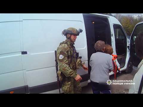 Їдуть через інтенсивні обстріли дронами: з прифронтового Нікополя екіпаж поліції «Білий янгол» евакуював декілька родин
