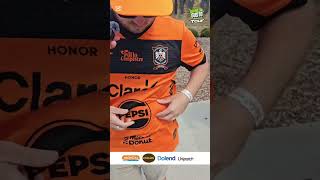 Un Holandes con la Camisa de @clubdeportivoaguila ya listos para disfrutar del partido