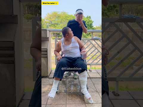 खुद के ऊपर ही कुल्हाड़ी मार ली 😂 ~ mini wood toy- woodworking art skill wood / hand craft / #shorts