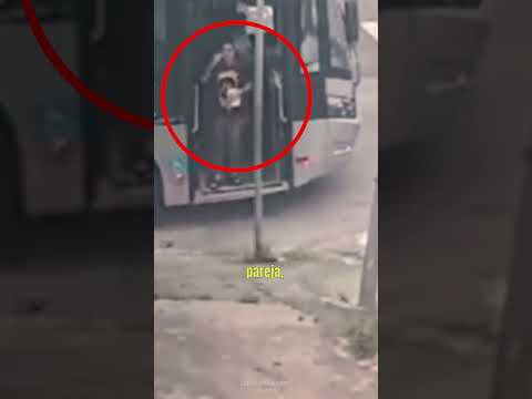 Pasajeros del BUS se dan CUENTA de que algo NO va bien 😱😱😨