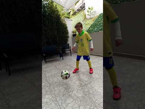Futbol Brasil. Niño dominadas @DanyPlayTime #futbol #dominadas #brasil @Mateoplayteam