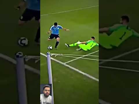 سواريز يطالب حارس المرمي بلمسه يد