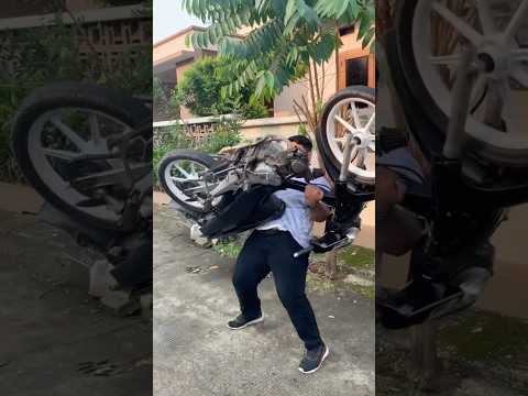 Disini ada yg punya honda charisma ga guys #otwsuperman