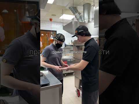 Почему наш пиццамейкер в перчатках? #pizza