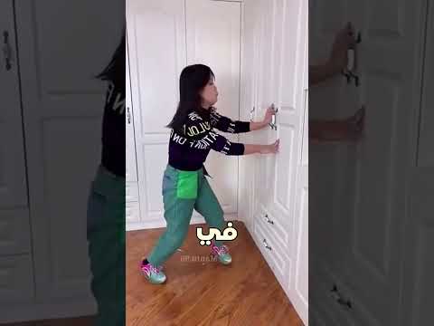 تطعم البنت البطة للثعبان