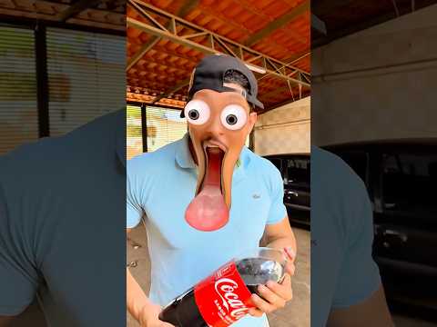 Uma coquinha dentro da Cocacola gigante 🤣 #funny #shorts
