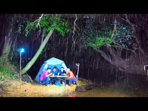 Diguyur hujan deras bermalam dipinggir sungai bawah pohon besar, relaxing rain sound