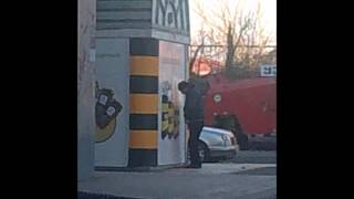 парень без стыда писает в центре города