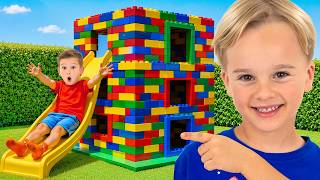 ¡Unos niños construyen una casa de Lego GIGANTE con bloques de colores!