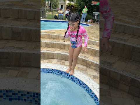 Juanda y Mahia juegan en la piscina#viralshorts