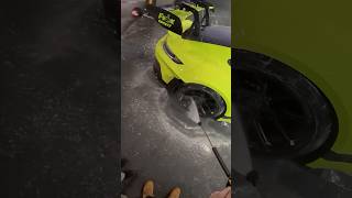 Marie hilft mir meinen Porsche zu waschen. Hat sie es gut gemacht?