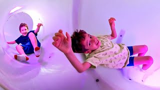 PISCINA de BOLINHAS do GORILA e UNICORNIO - O CHÃO É LAVA E FUTEBOL NO PARQUINHO - Vídeo Infantil