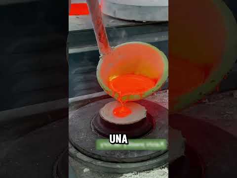Este experto trabaja un material muy delicado con gran habilidad
