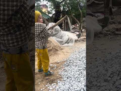 Bé yêu 2 tuổi đi phụ hồ giúp ông