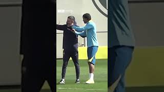 😅 Mais ils font quoi les joueurs du FC Barcelone avec ces cerceaux ?  #Shorts