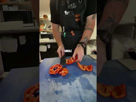 The worst way to cut a pepper 🫑