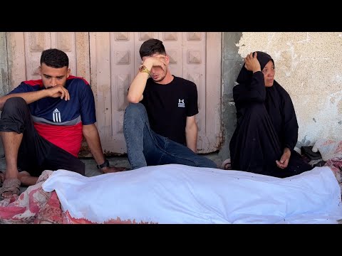 تشييع شهداء في دير البلح ارتقوا بقصف إسرائيلي استهدف مدرسة تؤوي نازحين بمخيم البريج وسط قطاع غزة