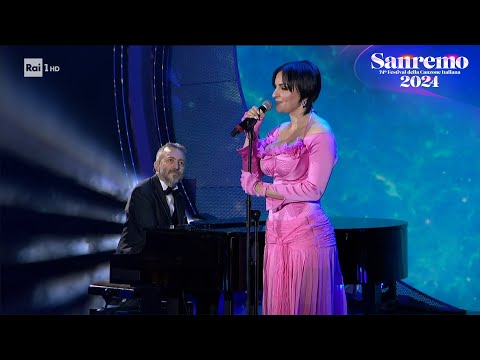 Sanremo 2024 - Arisa canta "La notte" dalla piazza di Sanremo