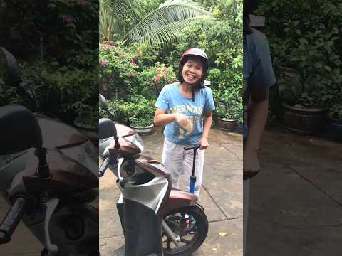 Phụ mẹ bơm bánh xe#shortvideo #funny #lanatrinh