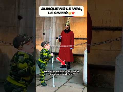 El niño no podía verlo, pero el guardia real se aseguró de que pudiera oír su saludo #shorts #love