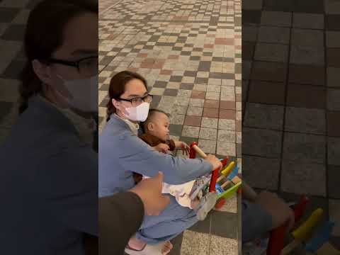 Giúp đỡ em bé và lấy chiếc xe