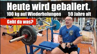 59 Jahre alter Powerlifter ballert mit 100 kg Wiederholungen im Bankdrücken