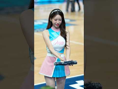 景品を渡しに近づいてくる可愛い李雅英 (Lee A-young）이아영  Fubon Angels #台湾チア 臺北和平籃球館 2025/11/8【台湾チアTV】