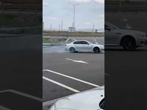BMW M5 E60 делает грязь на заправке 😁😁😁