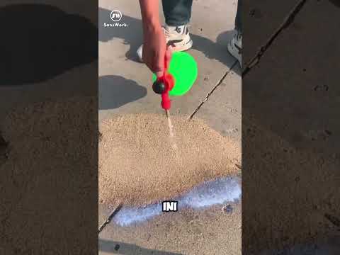 Orang Ini Memperbaiki Jalan Dalam Hitungan Menit!